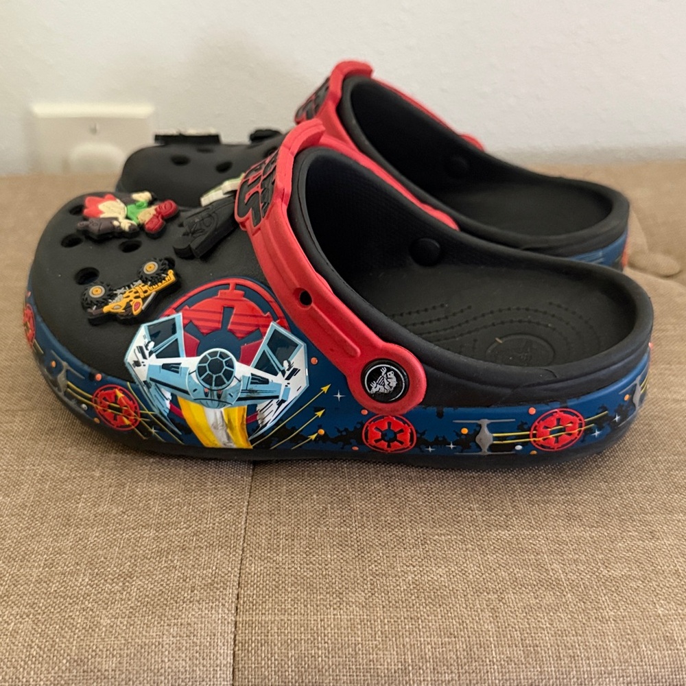 CROCS Kids Black & Red Star Wars Clog Sandals with Character Jibbitz size 2 - Picture 4 of 8